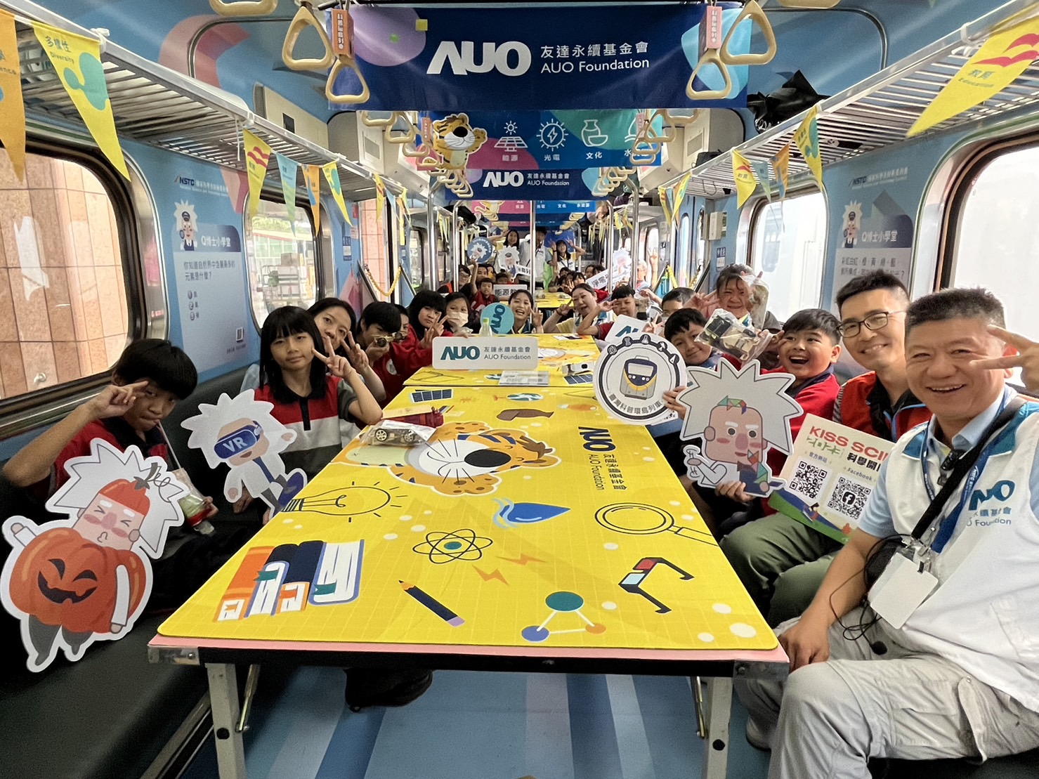 DB真人永續基金會參與「臺灣科普環島列車」，設計基礎科學車廂課程，以「淨零碳排和永續能源」為主題，讓學生透過創意實驗認識淨零知識，以及思考生活中的減碳行為